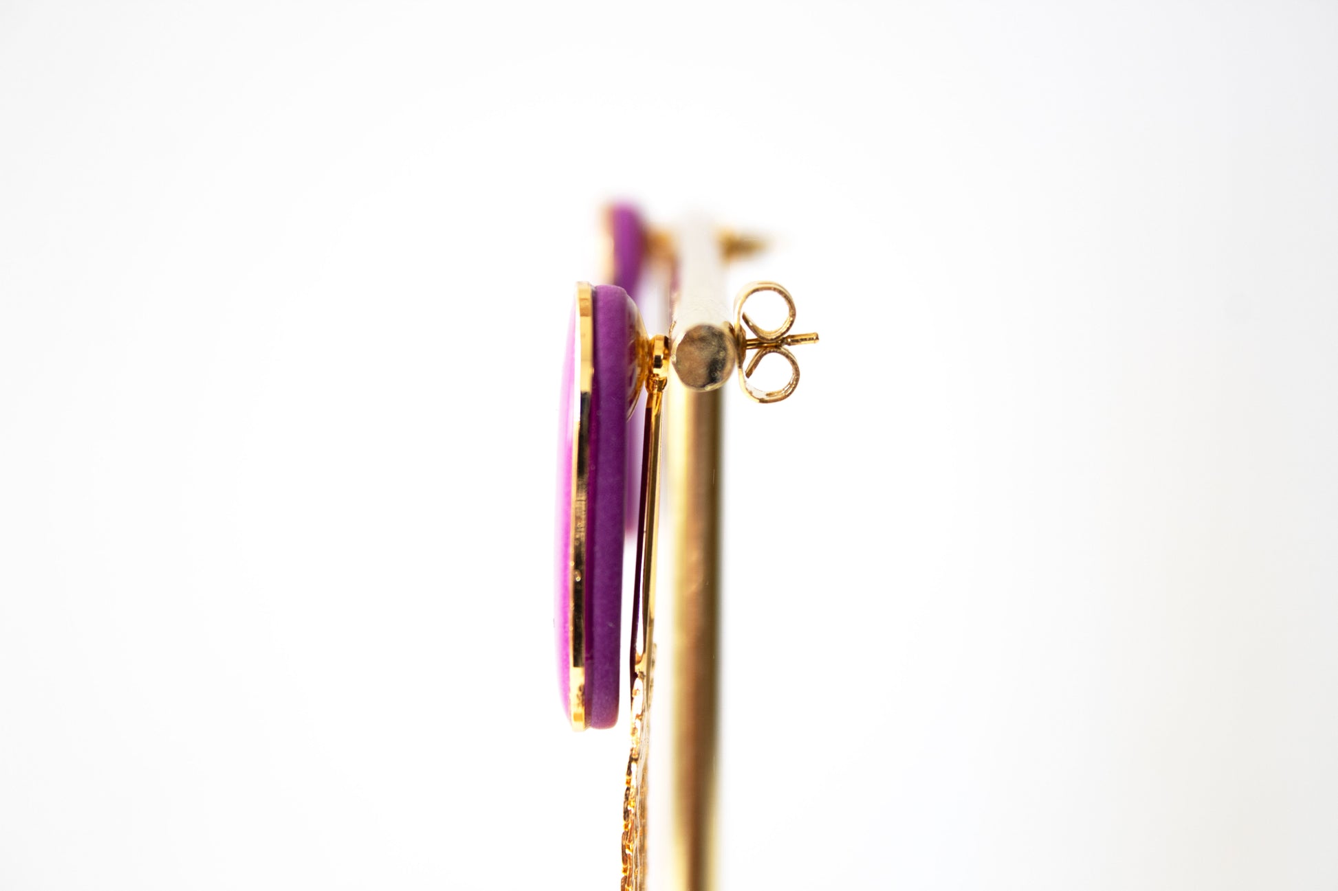 Side view showing detachable stud earrings mechanism